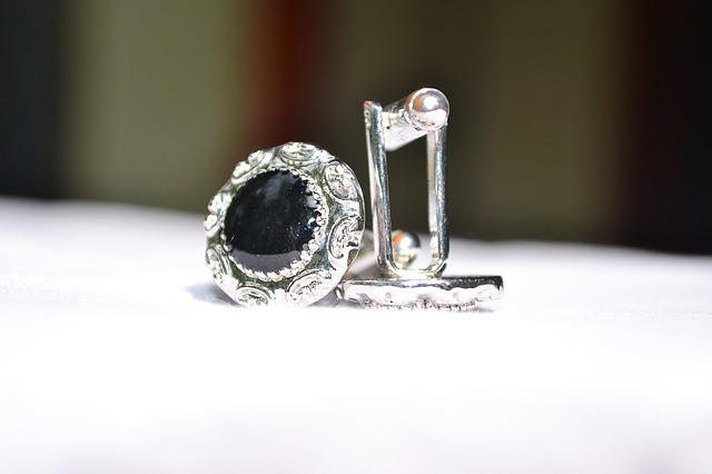 Read more about the article The Elegant World of Cufflinks
